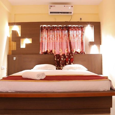 Golds Club & Resort Bayappanhalli エクステリア 写真